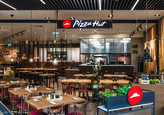 Se convierte en franquiciador principal de Pizza Hut